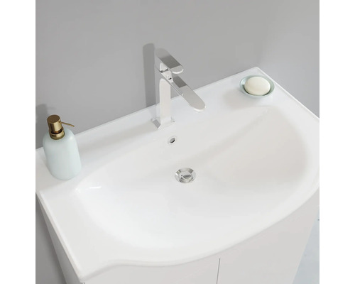 Chiuvetă albă cu robinet, dozator de săpun și săpun