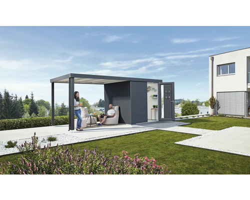 Grădină cu magazie modernă de scule, terasă acoperită și două persoane