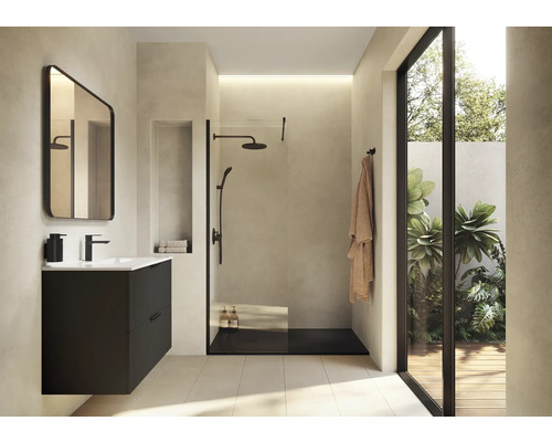 Baie luminoasă cu lavoar, oglindă, duș și vedere la verdeață