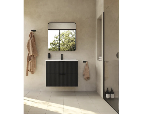 Baie modernă cu lavoar, oglindă și duș.