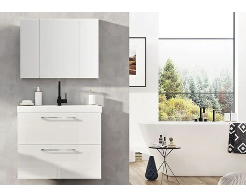 Baie cu dulap inferior de lavoar alb, dulap cu oglindă și cadă