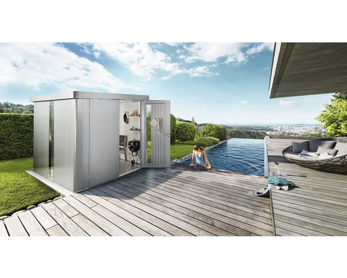 Cabină de grădină modernă lângă o piscină, cu o persoană care intră în apă și o zonă de relaxare