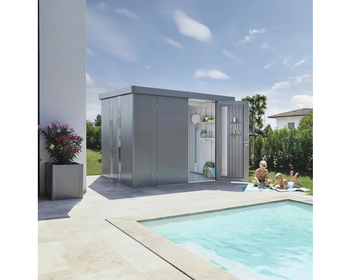 Dulap de grădină cu ușa deschisă, piscină și copii jucându-se