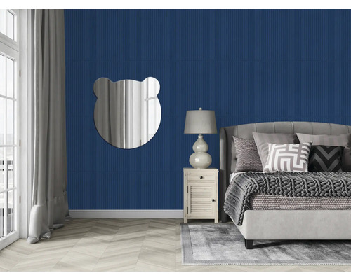 Dormitor cu oglindă urs deasupra noptierei și a patului în fața unui perete albastru