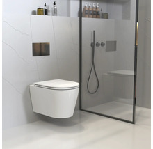 Toaletă suspendată într-o baie modernă cu duș