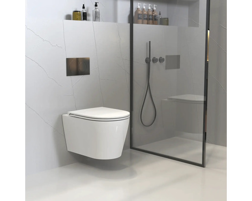 Toaletă suspendată într-o baie modernă cu duș