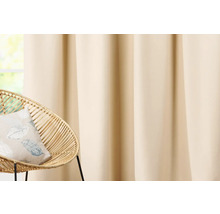 Șaluri decorative și scaun de răchită cu pernă în cameră