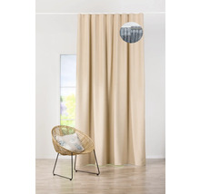 Imagine cu o draperie bej opacă la fereastră