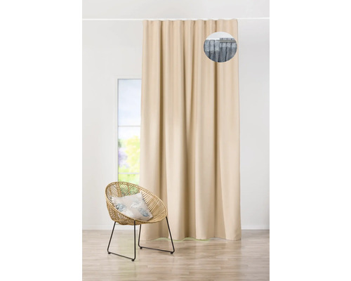 Imagine cu o draperie bej opacă la fereastră