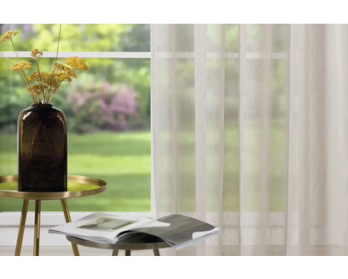 Scenă decorativă cu perdea, masă și vază cu flori