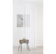 Scenă decorativă cu perdea glisantă albă, imagine cu un cal și măsuță laterală.