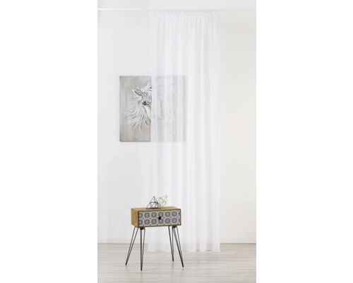 Scenă decorativă cu perdea glisantă albă, imagine cu un cal și măsuță laterală.