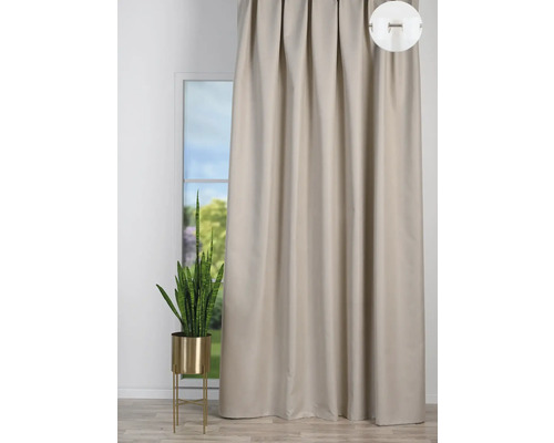 Perdea bej cu prindere cu ochiuri în fața unei ferestre și o plantă de interior într-un ghiveci.