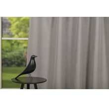 Decoratiune cu pasăre pe o masă în fața unei ferestre cu perdea