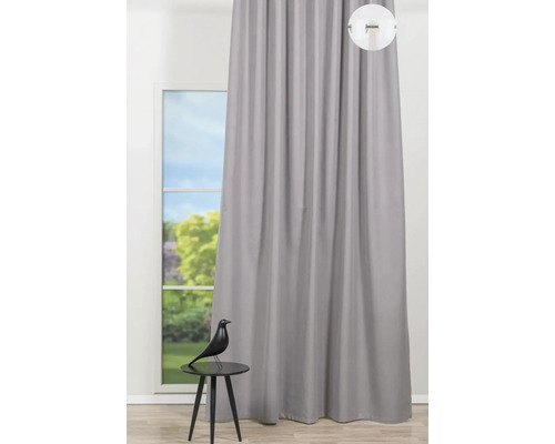 Vedere a unei perdele gri în fața unei ferestre cu o figurină decorativă pe o masă