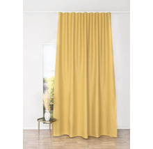 Material cortină galben în fața unei ferestre