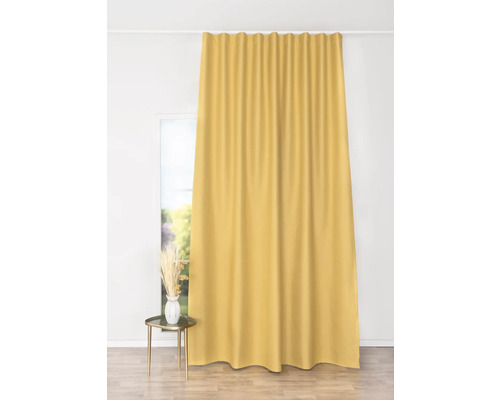 Material cortină galben în fața unei ferestre