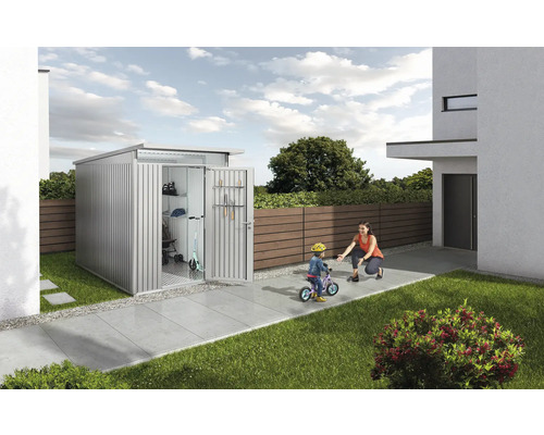 Cabină metalică de grădină cu ușa deschisă în grădină, mama ajută copilul să meargă pe bicicletă