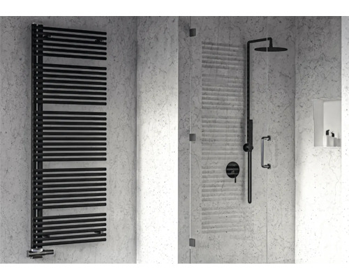 Baie modernă cu radiator negru pentru prosoape, duș și armături