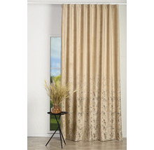 Cortină decorativă pentru fereastră cu model lângă masă cu vază de flori.