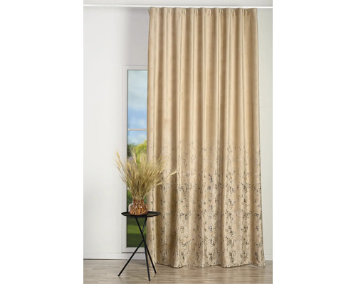 Cortină decorativă pentru fereastră cu model lângă masă cu vază de flori.