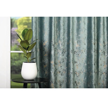 Cortină decorativă cu model și plantă de apartament pe o masă