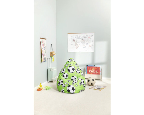 Cameră de copii cu sac de fasole cu fotbal, hartă a lumii și jucării