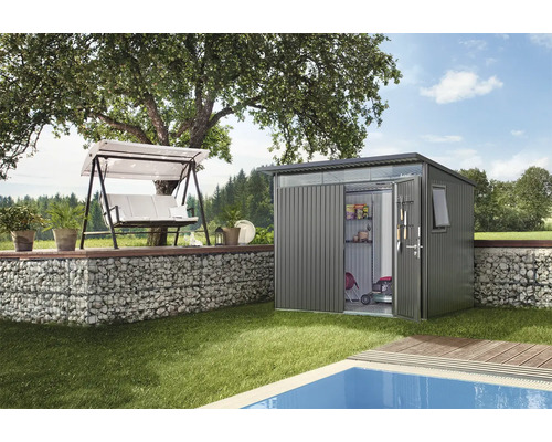 Grădină cu magazie metalică pentru unelte, leagăn și piscină