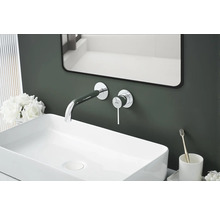 Baie modernă cu lavoar, baterie și oglindă