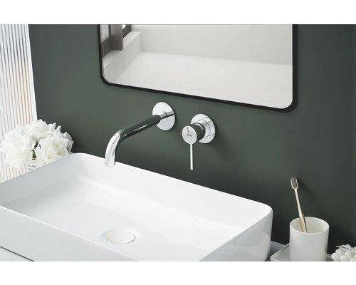 Baie modernă cu lavoar, baterie și oglindă