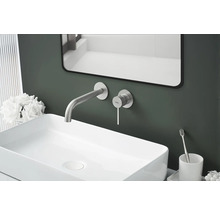 Baie modernă cu lavoar pe blat, baterie de perete și oglindă