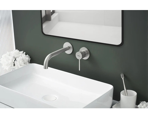 Baie modernă cu lavoar pe blat, baterie de perete și oglindă