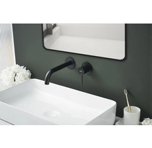 Prim-plan cu o chiuvetă cu robinet, oglindă și elemente decorative în baie