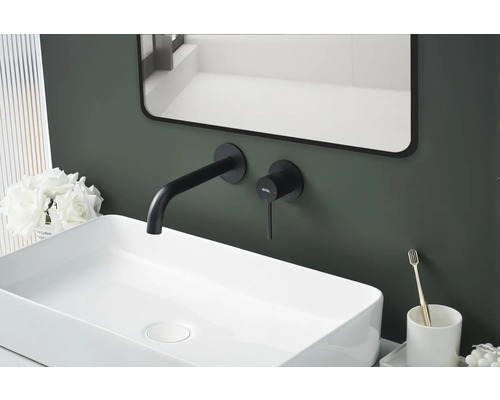 Prim-plan cu o chiuvetă cu robinet, oglindă și elemente decorative în baie