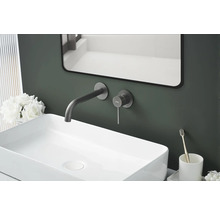 Chiuvetă cu baterie și oglindă în baie