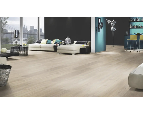 Cameră de zi luminoasă cu podea laminată, canapea și bar