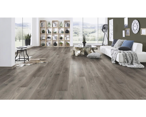 Cameră de zi luminoasă cu podea laminată, canapea și decorațiuni