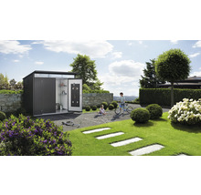 Cabină de grădină modernă cu ușa deschisă, unelte și copii care se joacă în grădină