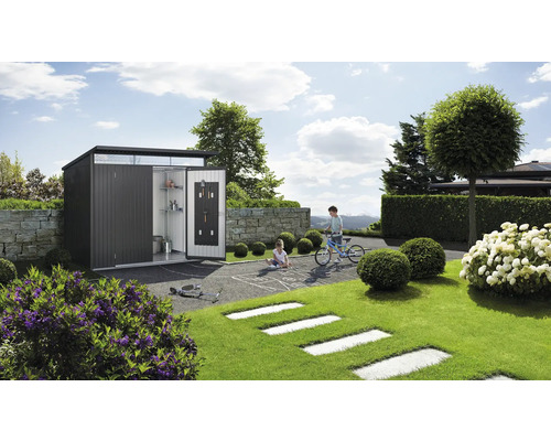 Cabină de grădină modernă cu ușa deschisă, unelte și copii care se joacă în grădină