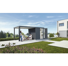 Scenă cu o căsuță de grădină cu pavilion atașat, două persoane stau pe un puf și un scaun