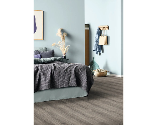 Dormitor cu pat, decorațiuni și podea din lemn