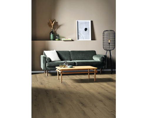 Living cu canapea, masă și lampă de podea pe parchet laminat