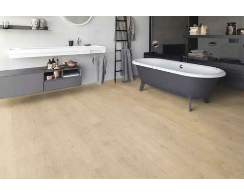 Baie cu cadă independentă, lavoar și podea din lemn deschis la culoare