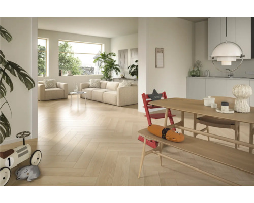 Zonă de locuit luminoasă cu podea de parchet, mobilier de ședere și zonă de luat masa