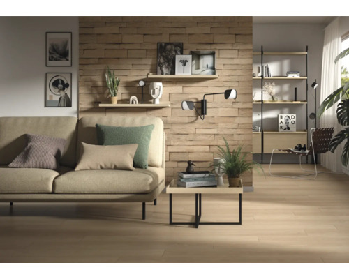 Living cu canapea, rafturi de perete și panouri de lemn pentru o atmosferă confortabilă