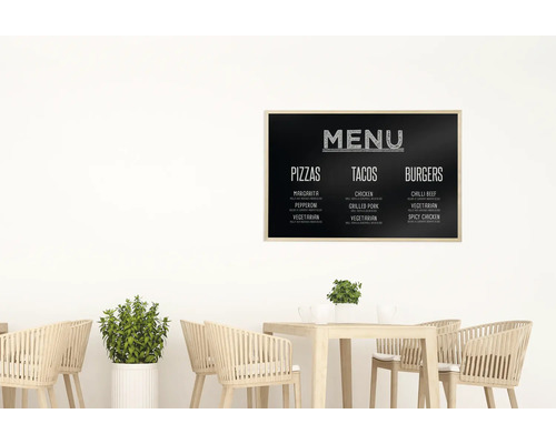 Meniu cu pizza, tacos și burgeri deasupra mesei și scaunelor