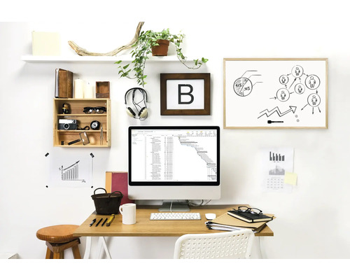 Cameră de lucru cu birou, calculator, tablă albă și decorațiuni pentru o atmosferă organizată și luminoasă