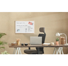 Birou cu tablă albă, rechizite de birou și laptop pentru organizarea biroului