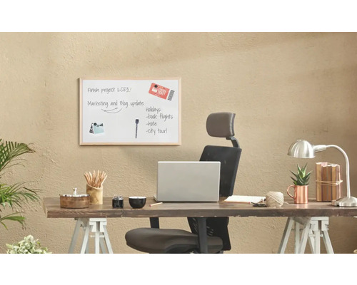 Birou cu tablă albă, rechizite de birou și laptop pentru organizarea biroului