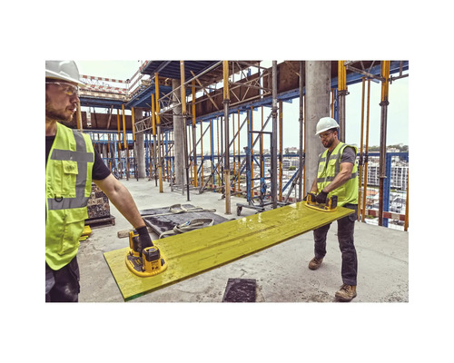 Doi muncitori în construcții șlefuiesc o scândură cu o șlefuitoare excentrică pe un șantier.